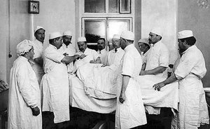 Фотомарафон «100-летие ТАССР»: Александр Вишневский в операционном зале. 1920-е годы