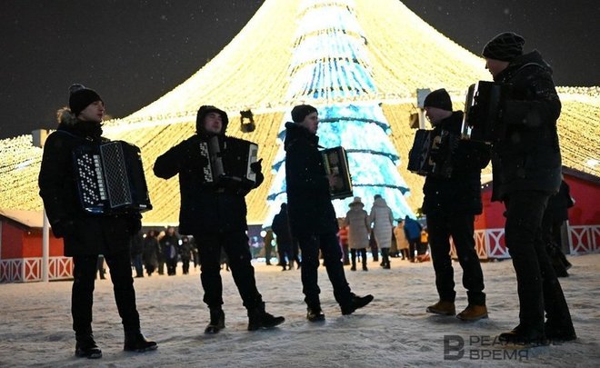 Праздник к нам приходит: в Казани зажглась центральная елка