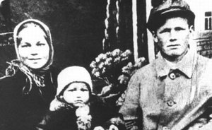 Фотомарафон «100-летие ТАССР»: Николай, Клавдия и Боря Ельцины в Казани, около 1934 года