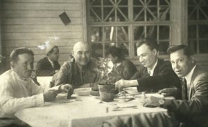 Фотомарафон «100-летие ТАССР»: Муса Джалиль и Назиб Жиганов в санатории «Васильевский», 1940 год