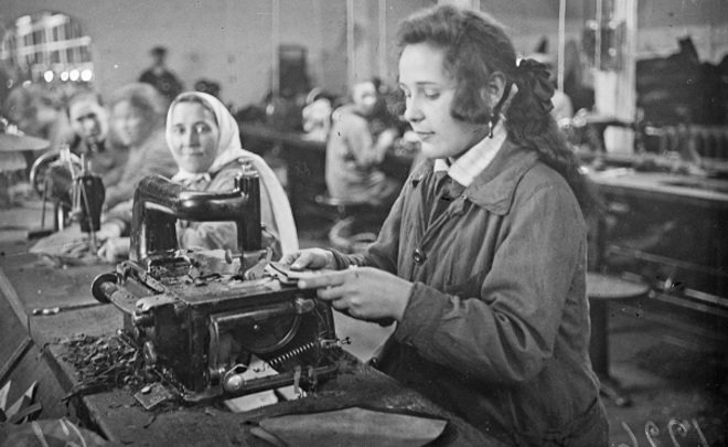 Фотомарафон «100-летие ТАССР»: На кожевенной фабрике «Спартак». Работницы у машины, 1926 год