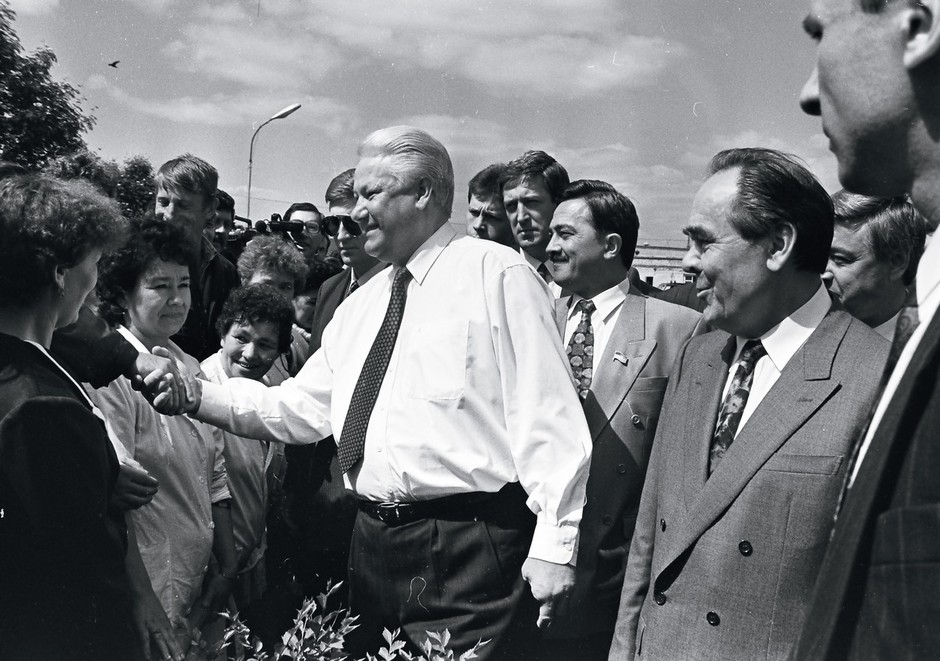 На Майском Ельцин с удовольствием пообщался с народом
