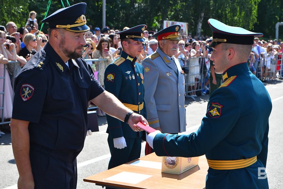 Диплом из рук главы республики: в Казанском танковом училище состоялся 89-й выпуск лейтенантов