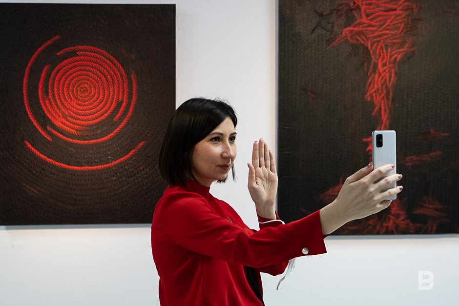 Посетитель и картины выставки турецкого художника Ахмета Йешиля «Звуки и следы»