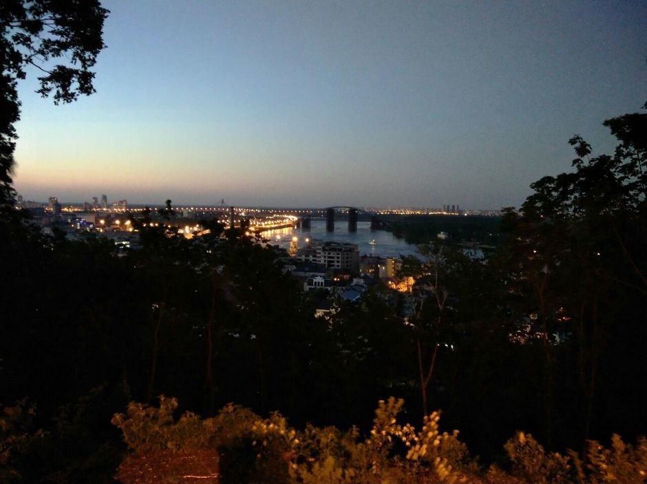 Вид на часть ночного Киева