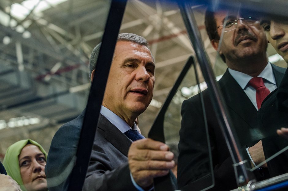 Рустам Минниханов и министр экономики Турции Нихат Зейбекджи на церемонии запуска двух новых заводов турецкой компании «Шишеджам», 8 октября