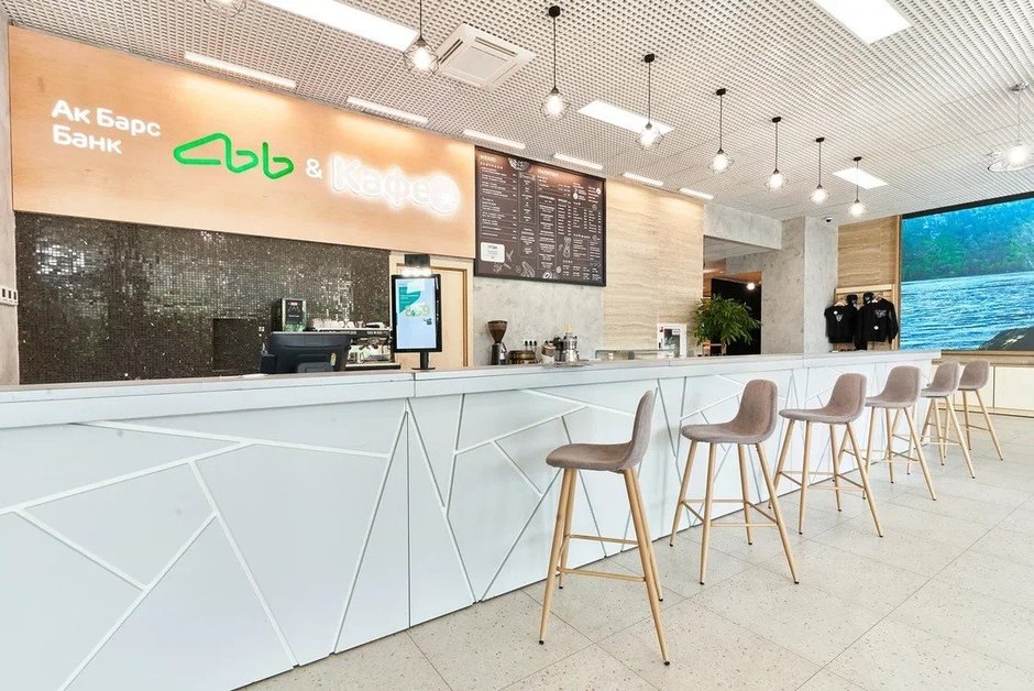 Помимо получения традиционных банковских услуг, клиенты могут провести время в кофейне