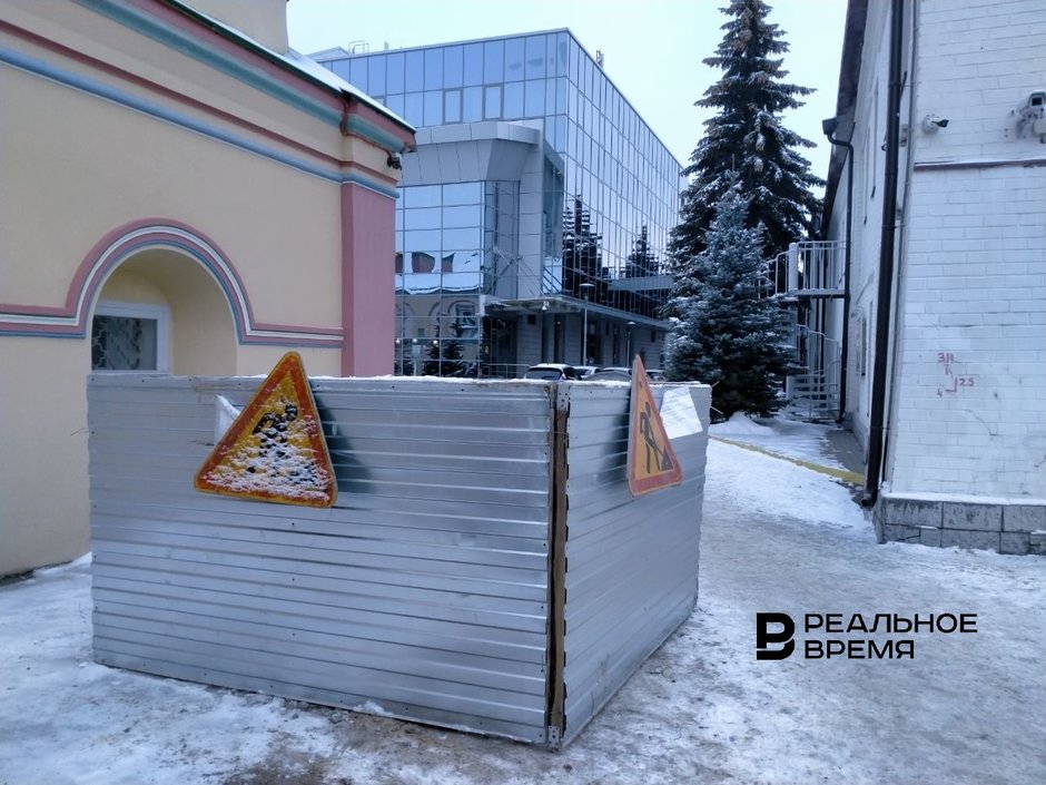 Строительное ограждение в центре Казани