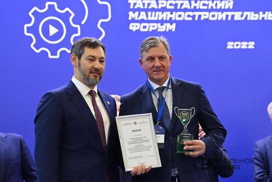 Коробченко Олег вручает награду