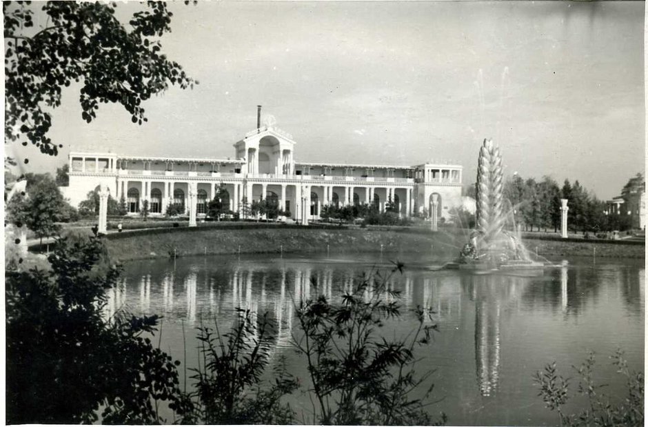 Ресторан и фонтан «Золотой колос». 1939 г.