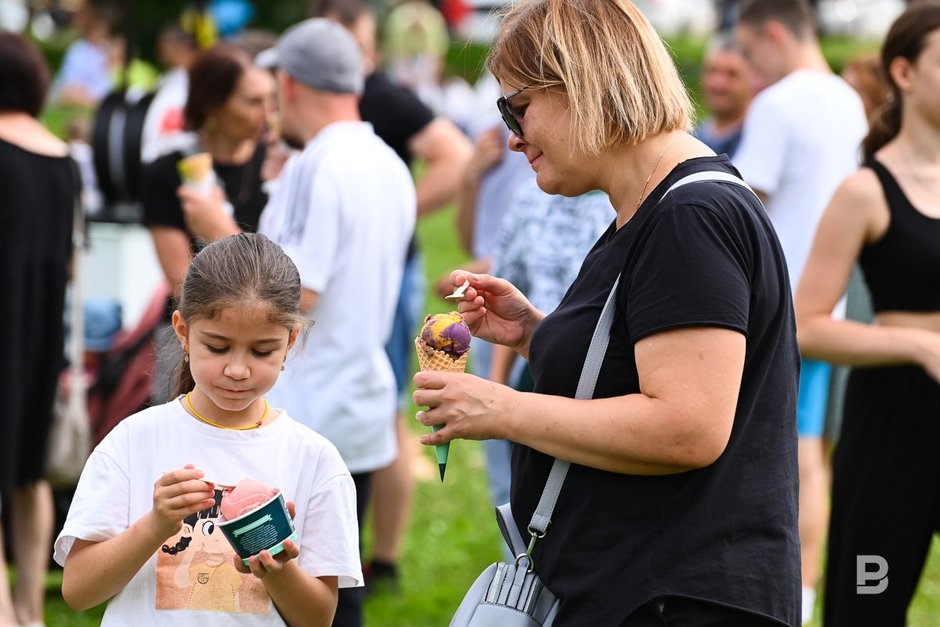Холодный десерт среди жаркого лета: как проходит фестиваль мороженого в парке Горького
