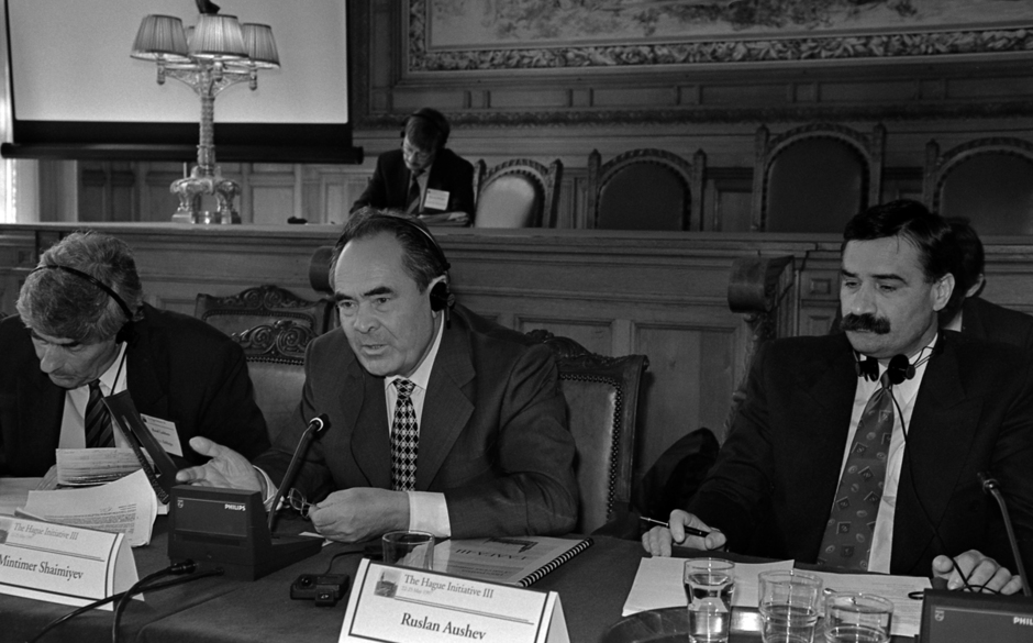 В 1996 году Минтимер Шаймиев побывал в Гааге, где принял участие в круглом столе по урегулированию конфликта в Чечне