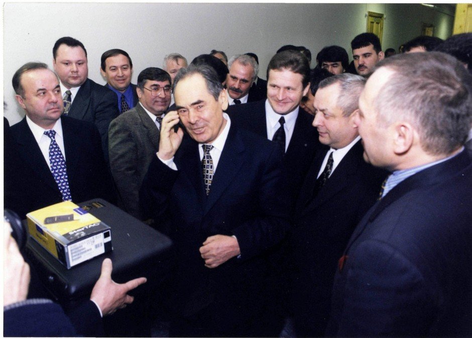 Первый Президент РТ Минтимер Шаймиев совершает первый звонок по сотовой сети «Сантел». 1999 год