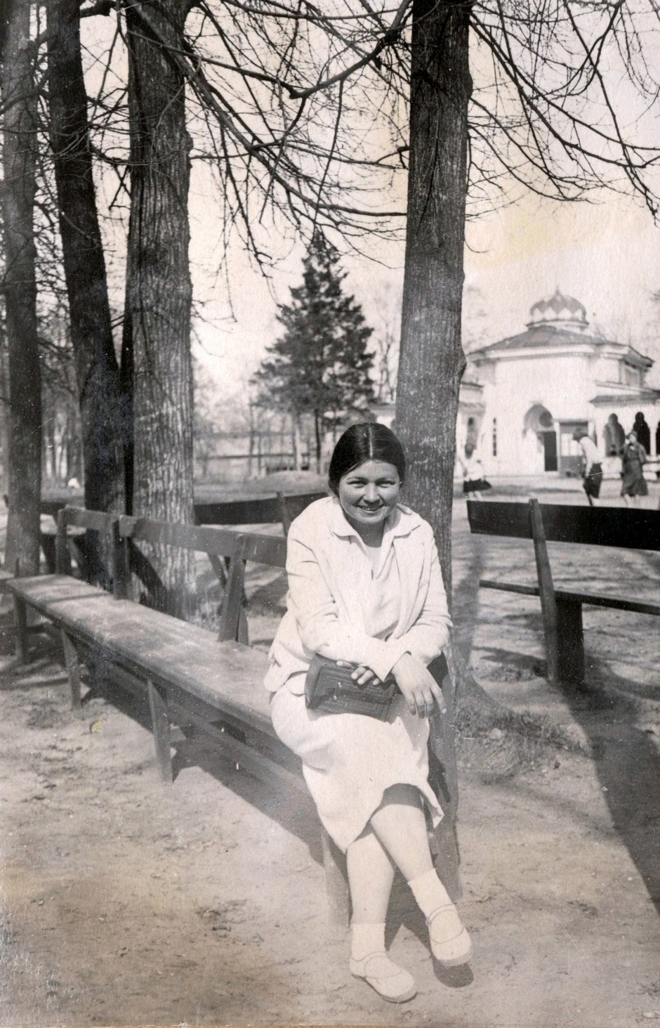 Фотография из семейного альбома. Моя мама в саду «Эрмитаж». У нее в руках футляр фотоаппарата «Фотокор», которым отец сделал это снимок. Весна 1936 года