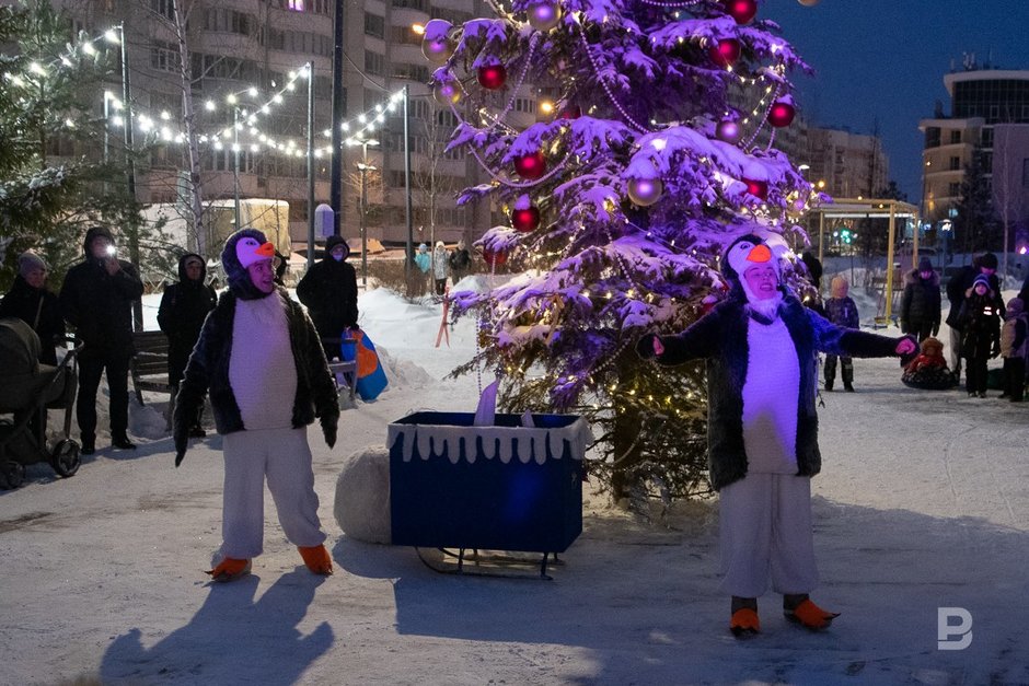 Аниматоры в костюме пингвинов и люди