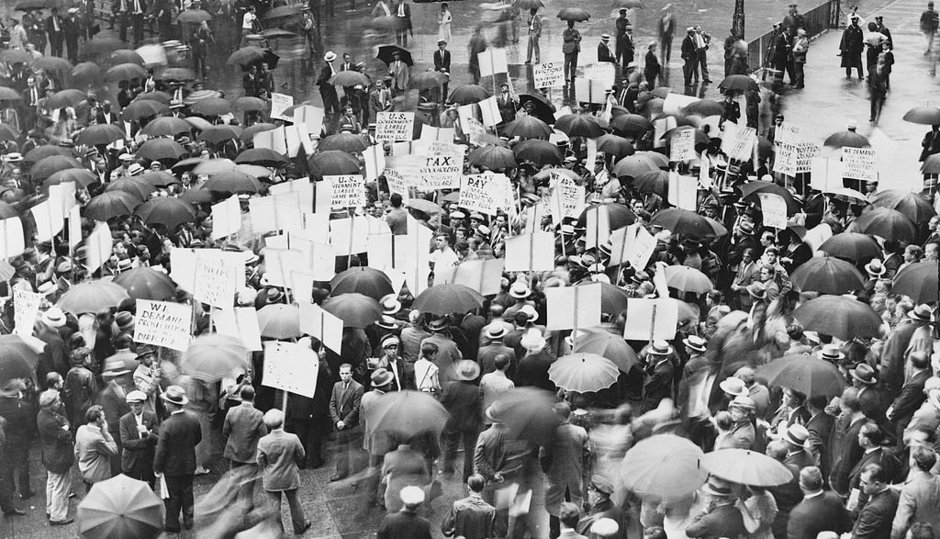 Толпы возле Банка Соединенных Штатов в Нью-Йорке после его краха в 1931 году