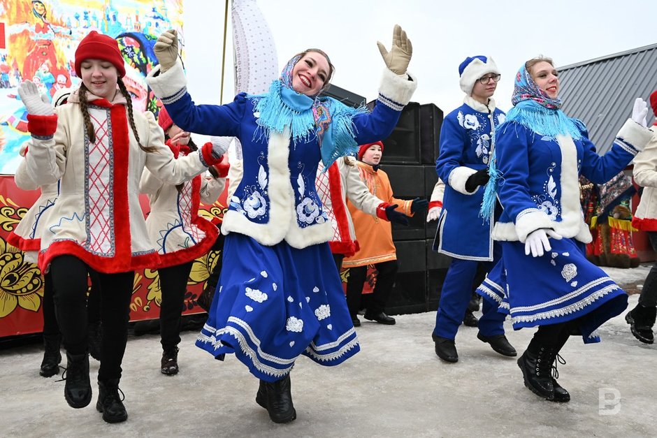 Танцы в народных костюмах на Масленице на Кремлевской набережной