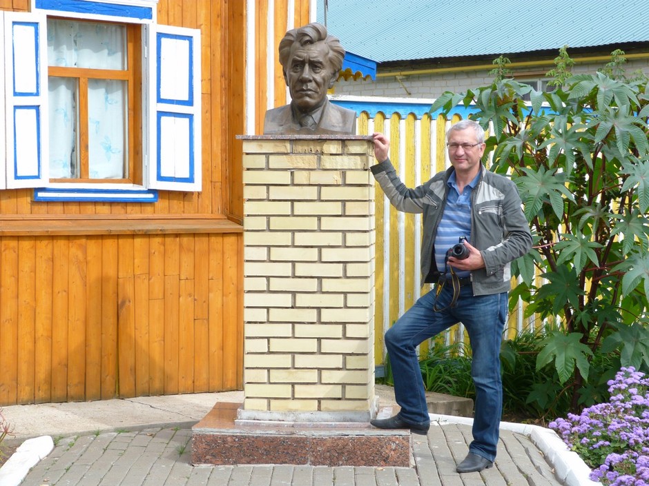 Старый Киреметь. Бюст Хасана Туфана