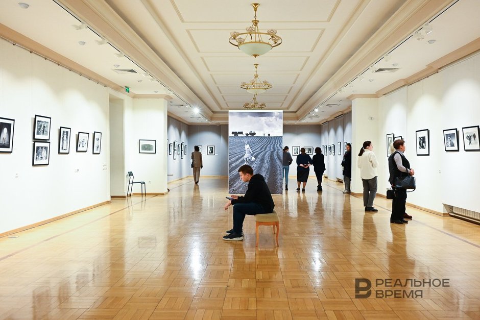 Посетители выставки выдающегося советского фотохудожника Владимира Лагранжа
