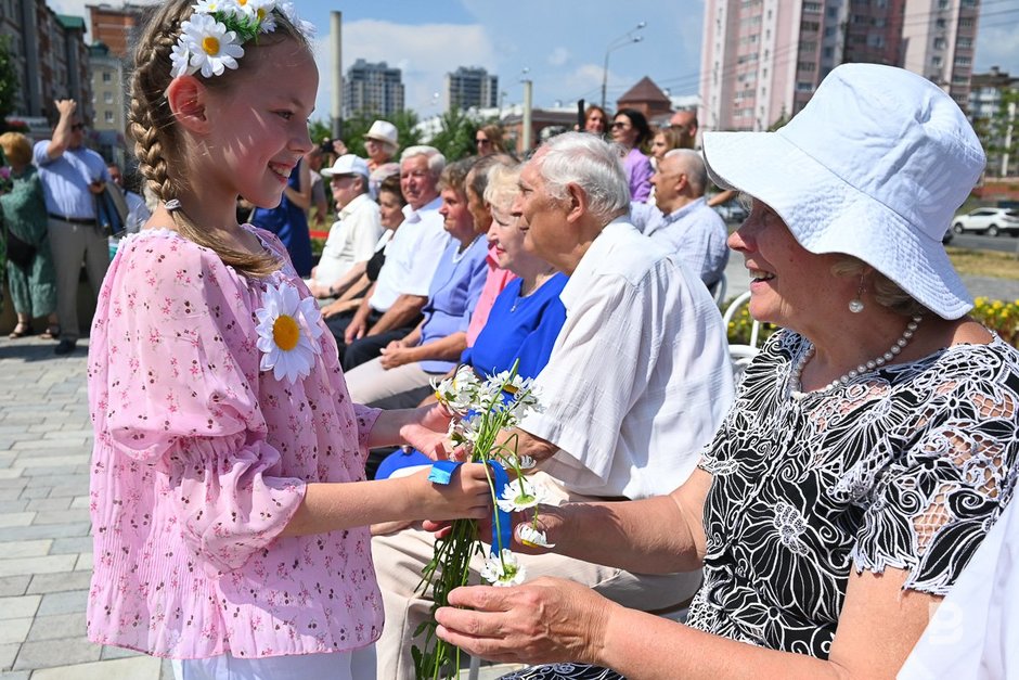 Люди отмечают День семьи, любви и верности