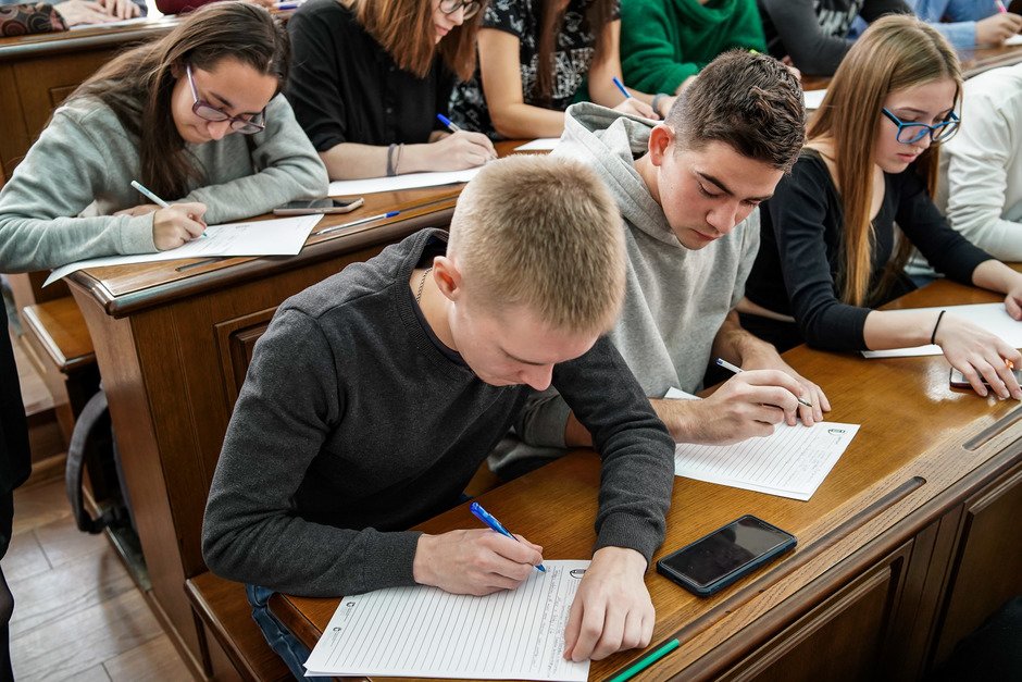 Продолжающее образование это. Студенты в вузе. Среднее образование это. Вуз фото.