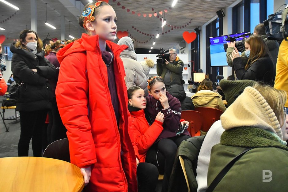 Участници флешмоба в поддержку российской фигуристки, уроженки столицы Татарстана Камилы Валиевой