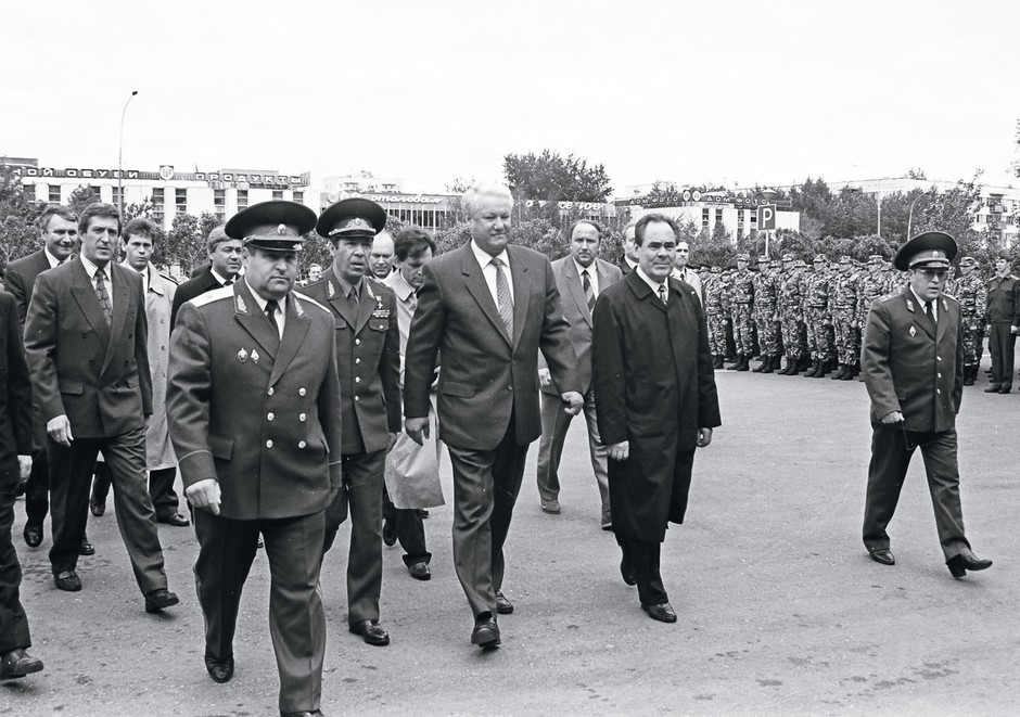 Слева от Ельцина — Виктор Ерин, министр внутренних дел России, который сопровождал президента в поездке в Набережные Челны