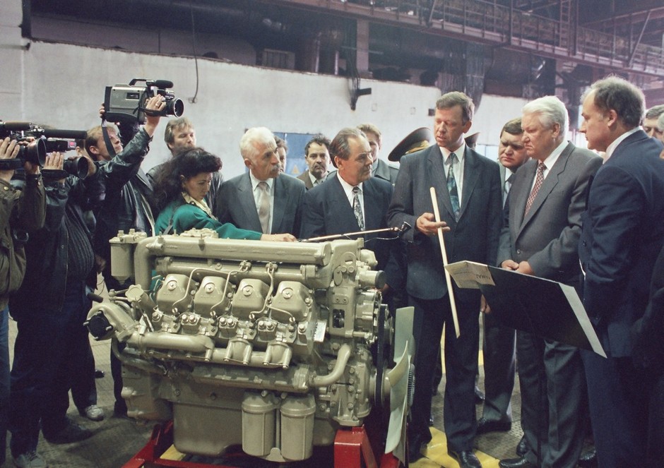 Ельцин посетил завод спустя год после разрушительного пожара на заводе двигателей