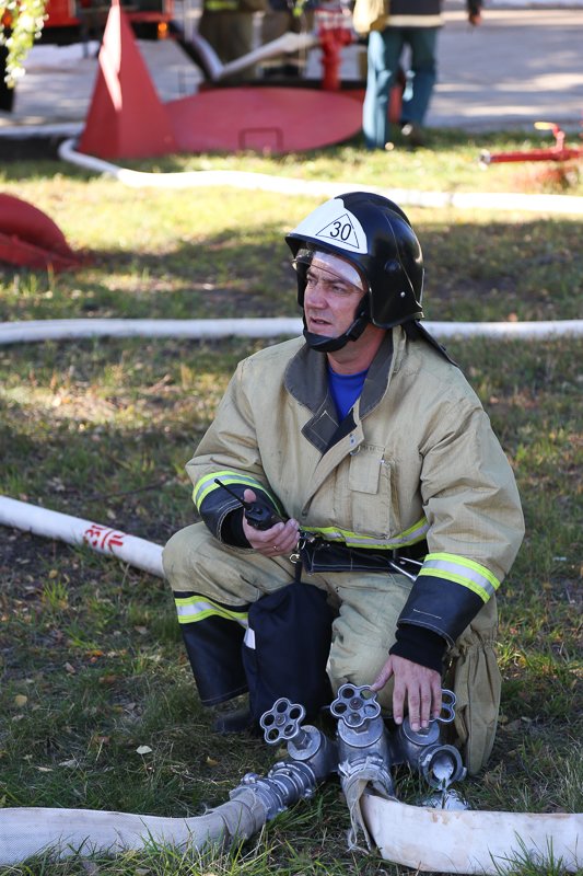Пожарный на раздающей гребенке готовится к подаче раствора пенообразователя