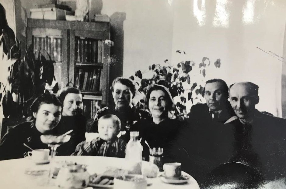 Слева направо: Людмила Алексеевна Поспелова, дядя Сергея Поспелова, Анна Давыдовна Осканова, Александр Александрович Поспелов