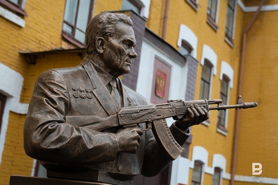 Открытие памятника Михаилу Калашникову в Казанском танковом училище, 11 ноября