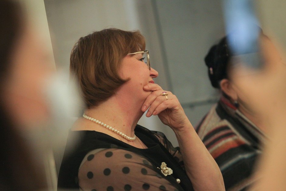 Зрители на выставке «Дух всюду сущий». Великая ода «Бог» Державина в каллиграфии Петра Чобитько и его учеников»