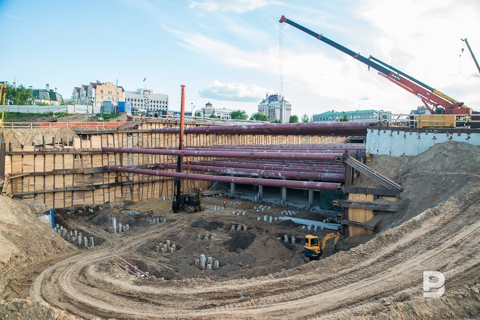 Строительство подземного паркинга перед НКЦ «Казань», 7 июня