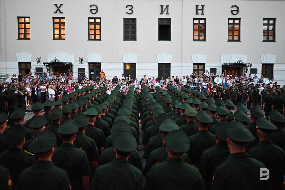 «На вечернюю поверку становись!»: выпускники-танкисты прошли с песней по Казанскому кремлю