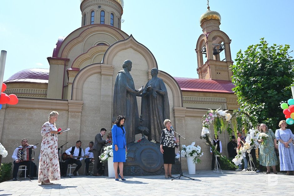 Люди отмечают День семьи, любви и верности