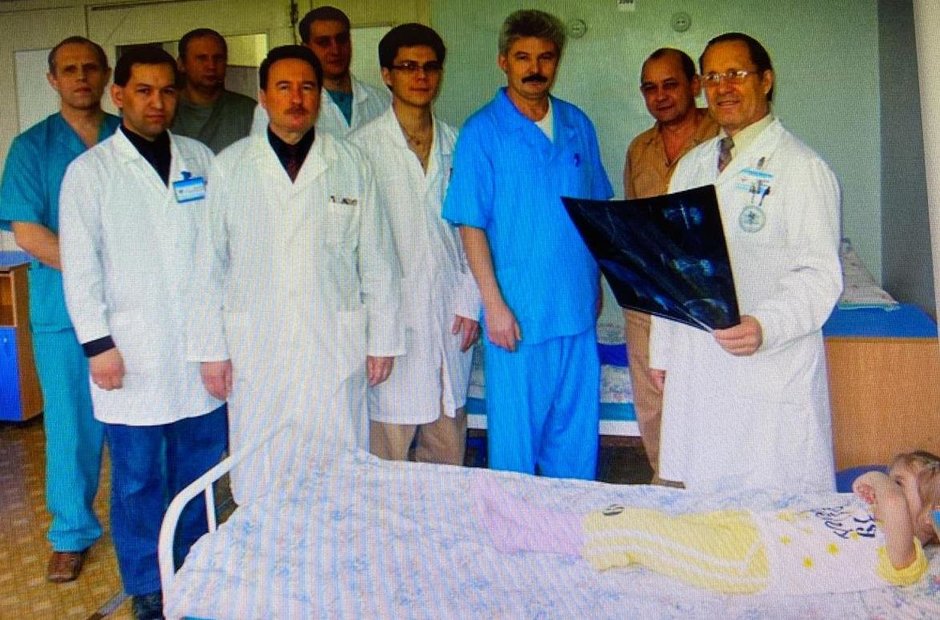 Профессор Ахунзянов и команда врачей ДРКБ на обходе. Тахаутдинов — третий слева в первом ряду