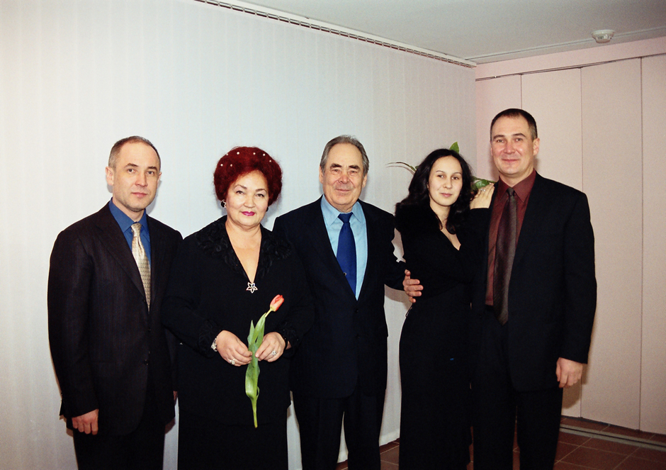 С семьей, 2001 год