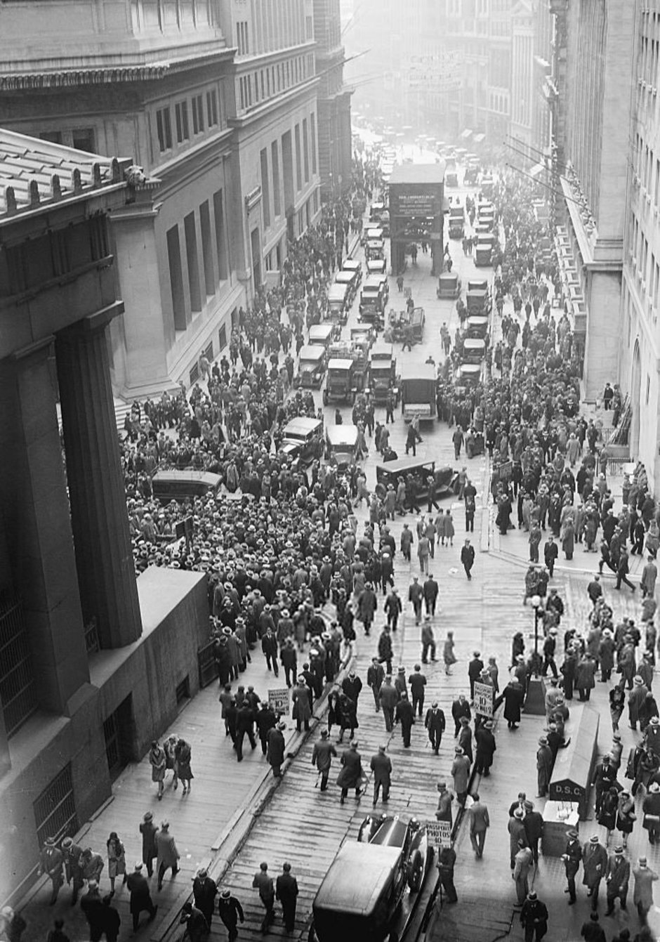 Толпы перед зданием биржи на Уолл-стрит после крушения 1929 года