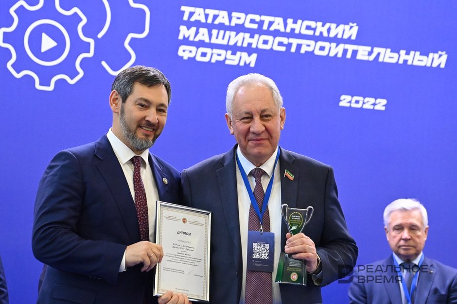 Коробченко Олег вручает награду