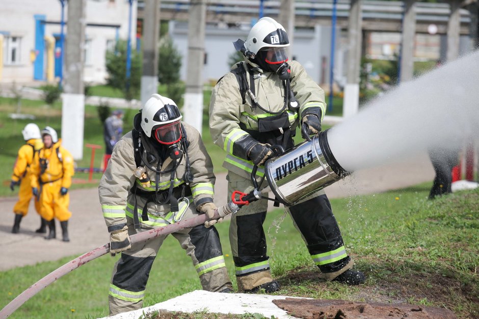 Пожарные ПСЧ-76 приступают к пенной атаке места разлива нефтепродуктов