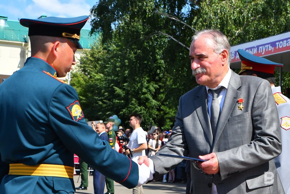 Диплом из рук главы республики: в Казанском танковом училище состоялся 89-й выпуск лейтенантов