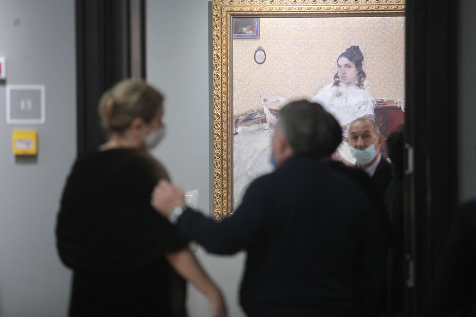 Картина и посетители выставки произведений художника Николая Фешина