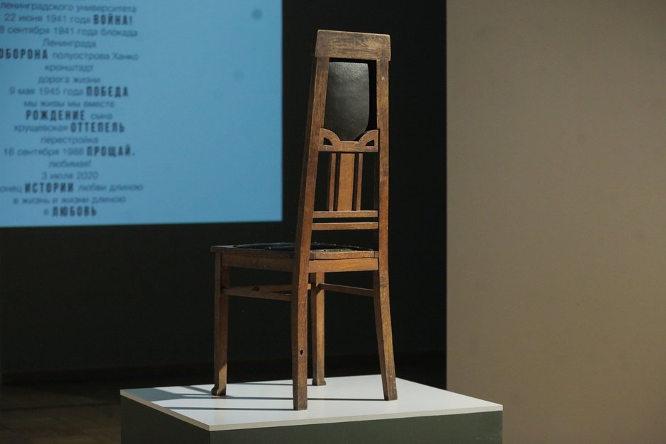 Старый стул на документально-художественном образовательном проекте «Полвека любви»