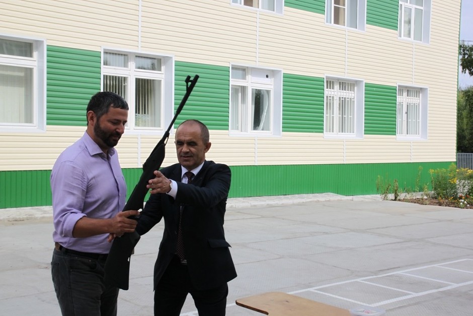 Сентябрь 2014 года, министр образования Татарстана Энгель Фаттахов в мобильном тире ГТО