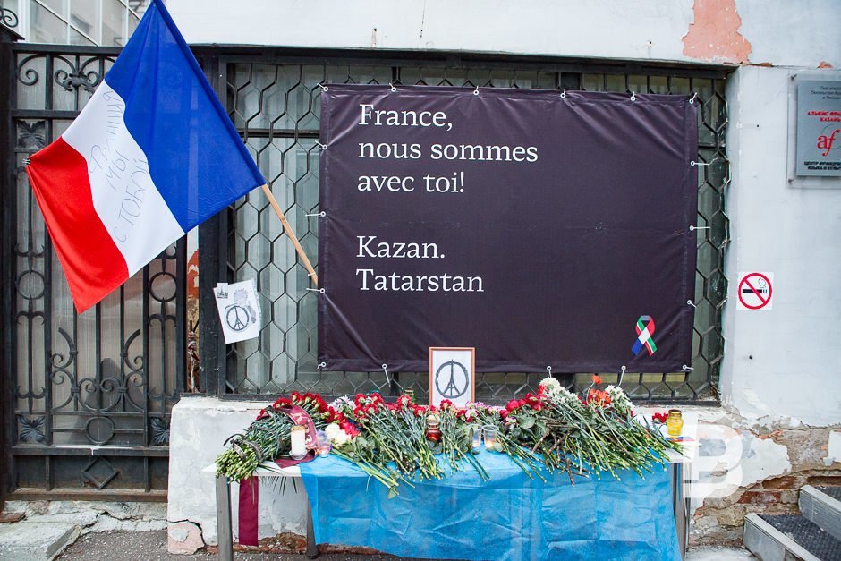 Казанцы поддерживают Францию, пострадавшую от терактов 13 ноября, 15 ноября 2015 г.