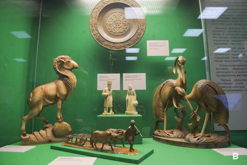 предметы декоративно-прикладного искусства на выставке «Искусство Чеченской Республики XIX—XXI веков»