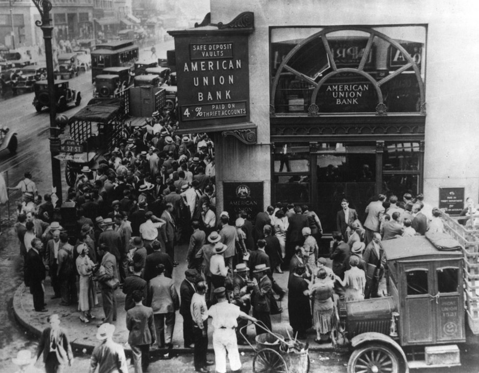 Толпа возле нью-йоркского «Юнион банка» в начале Великой депрессии