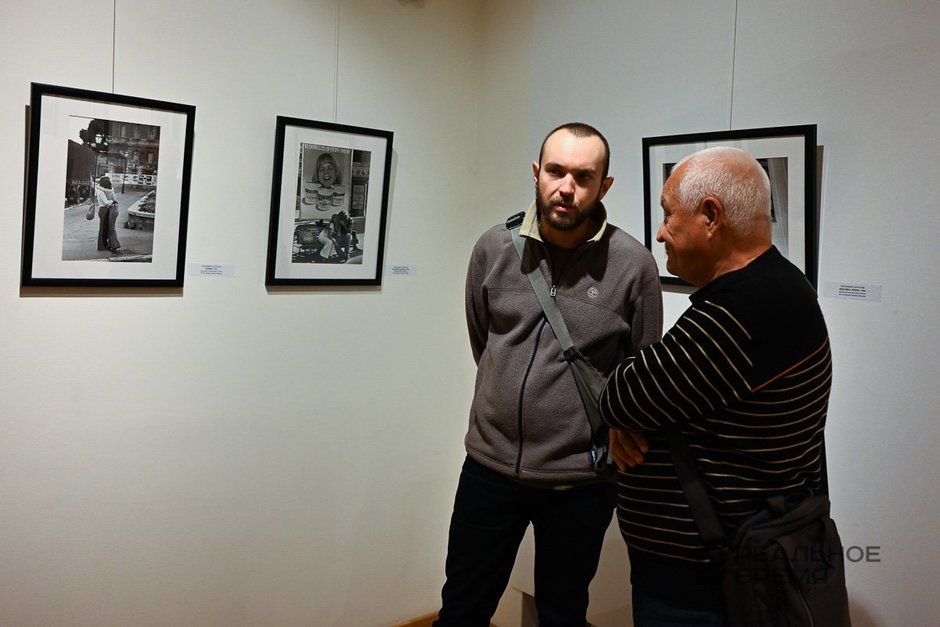 Посетители выставки выдающегося советского фотохудожника Владимира Лагранжа