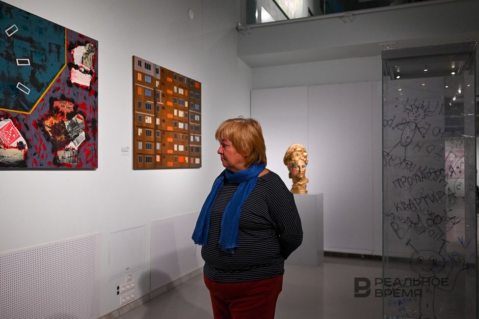 Картины и посетитель выставки «АРТ-мастерская XXI»