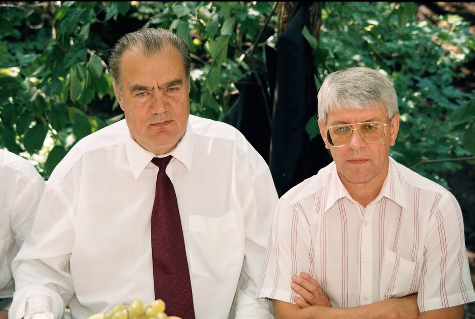 Слева — Евгений Богачев, председатель Национального банка РТ, справа — Геннадий Дивавин, гендиректор завода «Электроприбор»